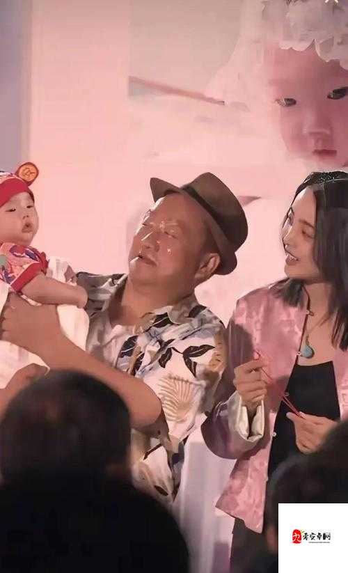 胖老太与AAA明星老少配爆红：打破年龄性别桎梏的现象级组合